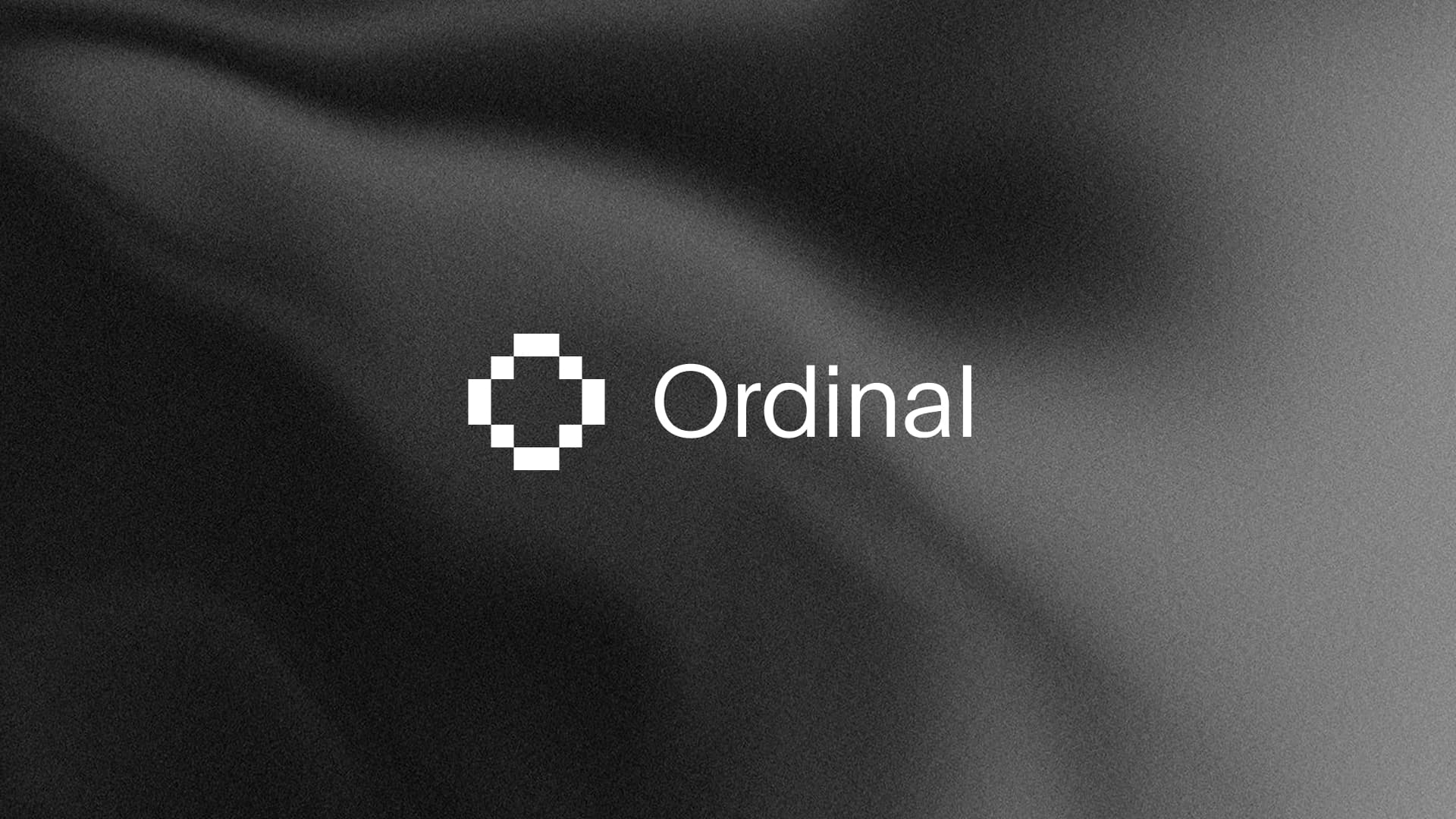 Ordinals logotyp på en gråskalig texturerad bakgrund.